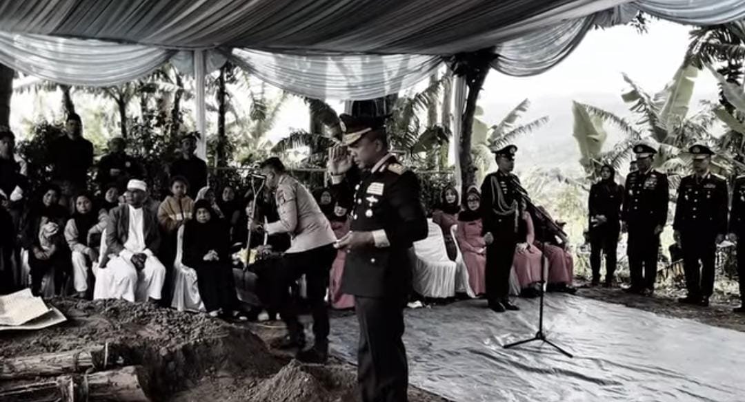 Duka Mendalam Polri, Penghormatan Terakhir bagi Kombes Pol. Deden Somantri Diiringi Isak Tangis