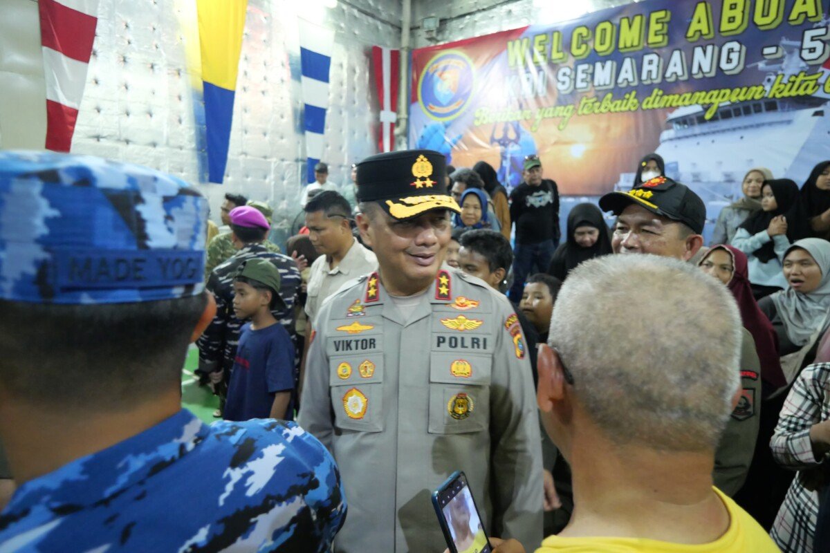 Kapolda Kep. Babel Pantau Pelepasan Pemudik via KRI Semarang di Tanjung Batu, Kab. Belitung