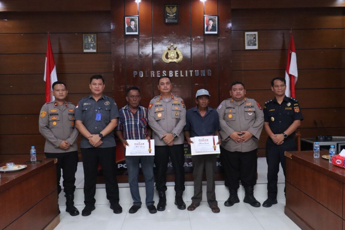 Kapolda Babel Beri Penghargaan kepada Dua Nelayan Penemu 42 Kg Sabu di Belitung   