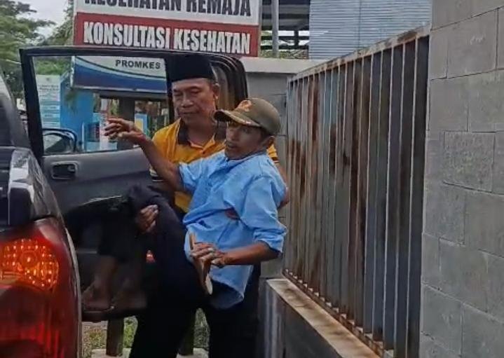 Aksi Heroik Kapolsek Sempol Bantu Warga Kecelakaan Saat Akan Berlebaran