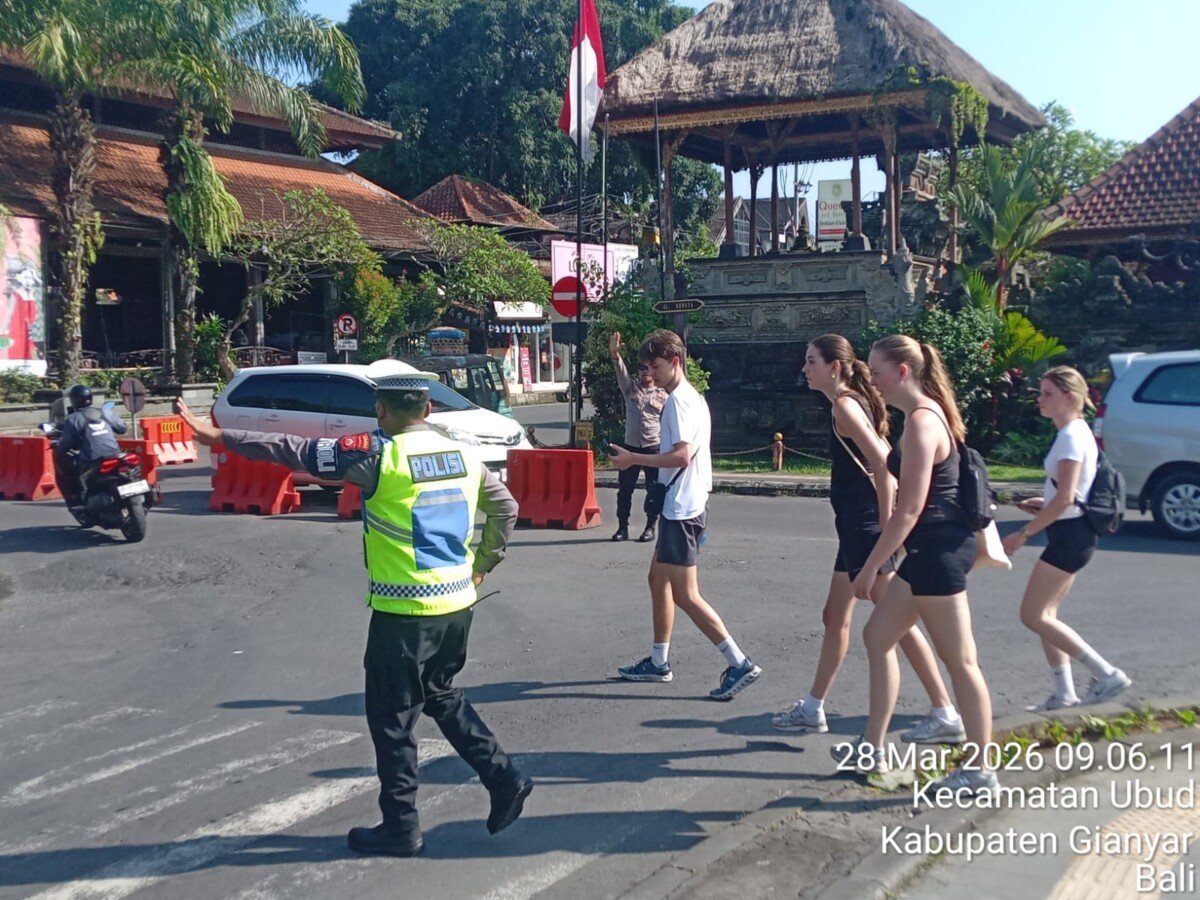 Personel Pos Pam Ubud Laksanakan Pengaturan Lalu Lintas dalam Ops KRYD 2026