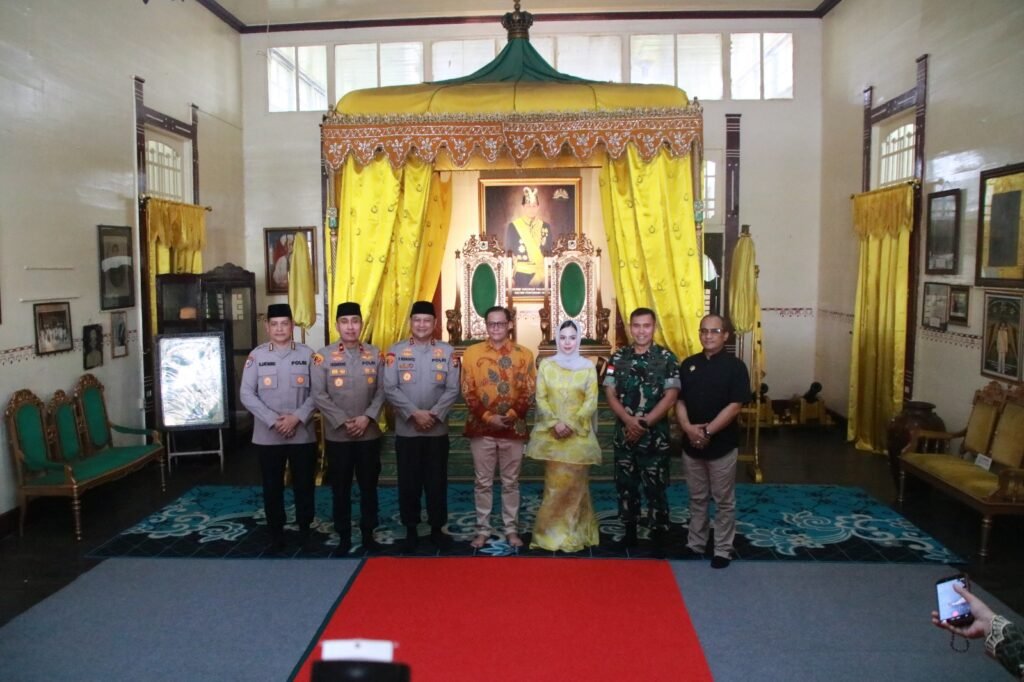 Perkuat Sinergitas, Kapolda Kalbar Silaturahmi ke Sultan Pontianak IX