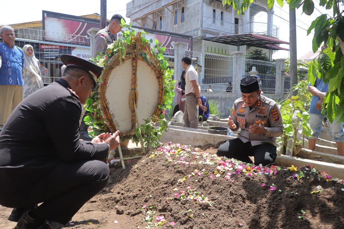 Kapolres Lhokseumawe Hadiri Pemakaman Personel, Panjatkan Doa sebagai Penghormatan Terakhir