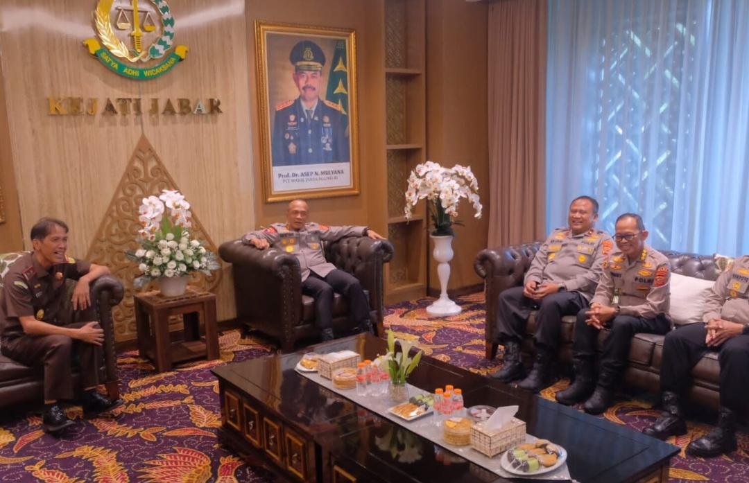 Perkuat Sinergi Penegakan Hukum, Kapolda Jabar Sambangi Kejati Jawa Barat