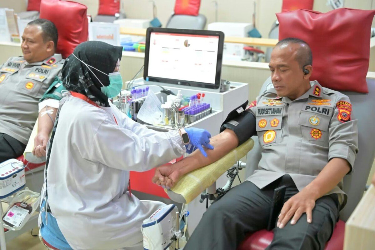Wujud Nyata Kemanusiaan, Kapolda Jabar Pimpin Aksi Donor Darah Massal di Markas PMI Bandung