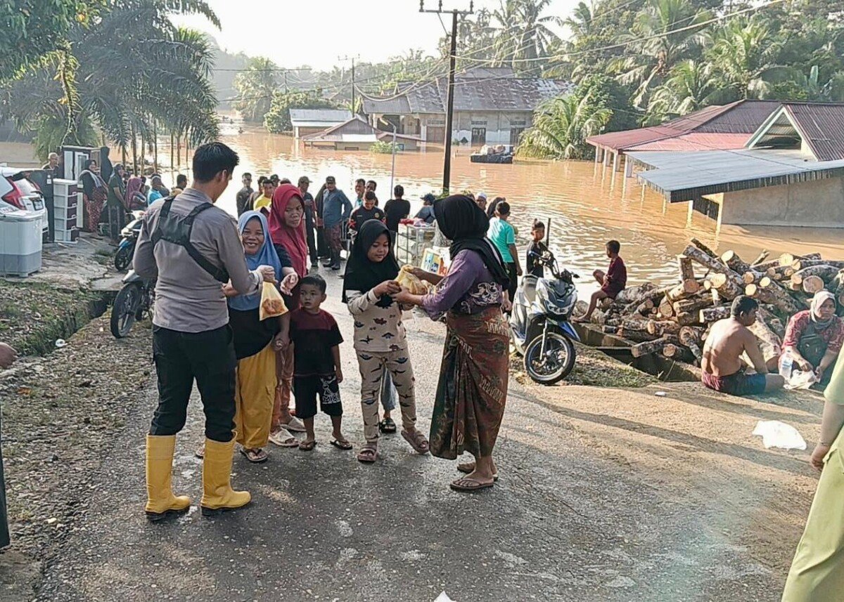 Polri Bersama Stakeholder Tangani Banjir di Merangin dan Sarolangun, Warga Diimbau Tetap Waspada
