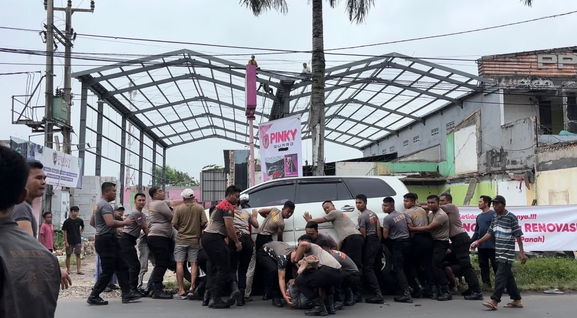 Gerak Cepat Brimob Polda Banten Evakuasi Korban Laka Lantas