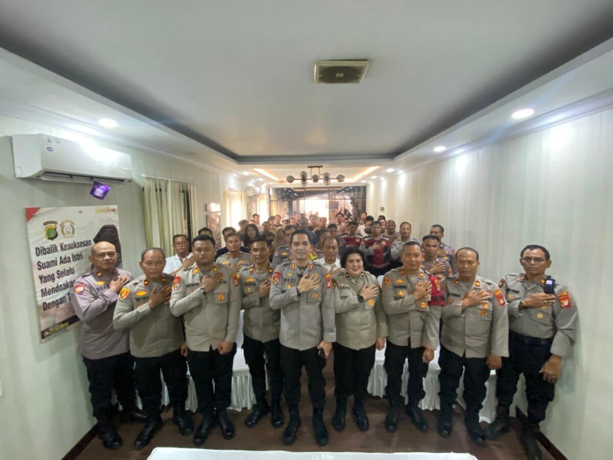 Wakapolres Jakbar Beri Arahan dan Cek Disiplin Personel, Tekankan Pelayanan Humanis