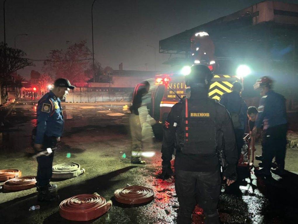 Brimob Metro Jaya Sigap Amankan Kebakaran SPBE di Bekasi, Situasi Cepat Terkendali