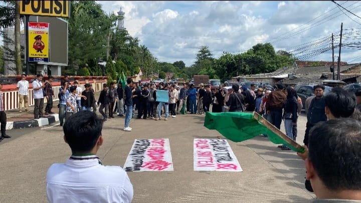 PW PII Banten Gelar Aksi di Depan Polda, Desak Kapolri Evaluasi hingga Copot Kapolda