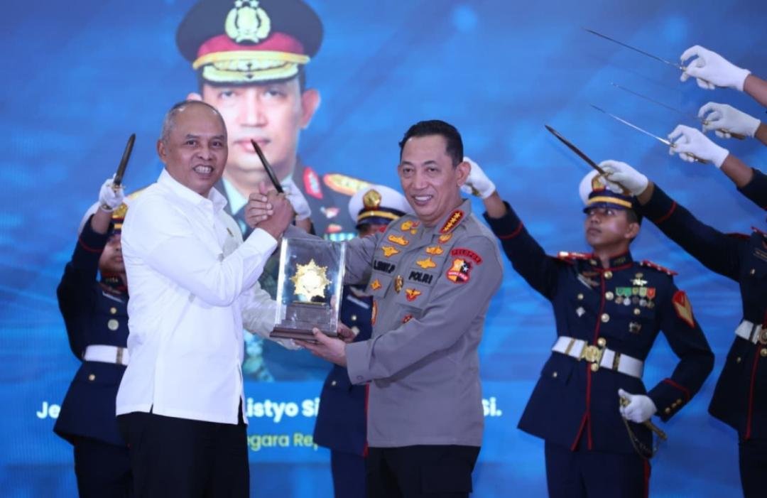 Kapolri Terima Tanda Kehormatan Adhi Bhakti Senapati dari BSSN, Tekankan Sinergi Ruang Siber