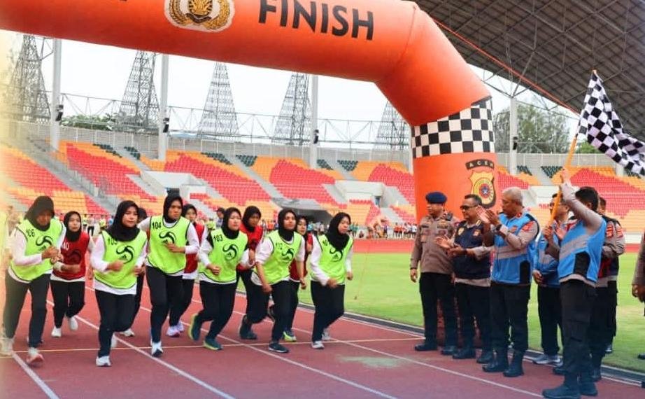 Kapolda Aceh Tinjau Langsung Uji Kesamaptaan Jasmani 170 Casis Bintara di Stadion Harapan Bangsa