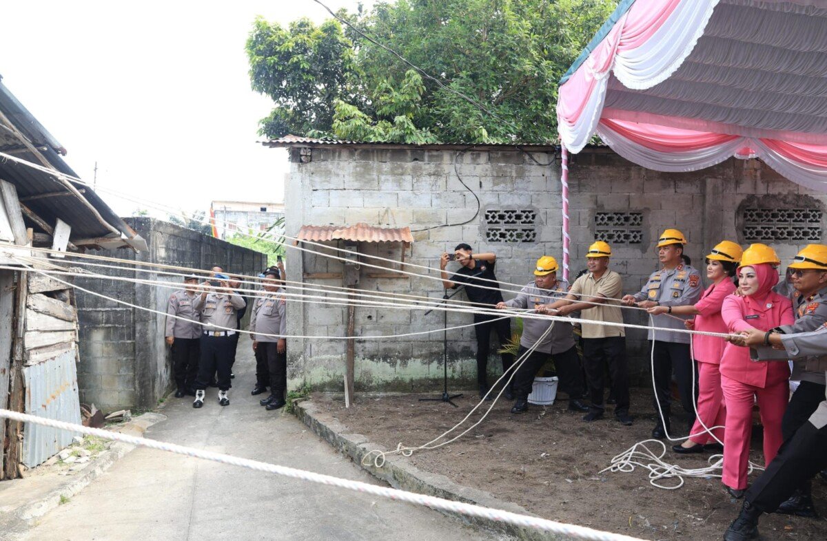 Kapolda Babel Bedah Rumah Warga di Kabupaten Belitung, Sambut HUT Bhayangkara ke-80