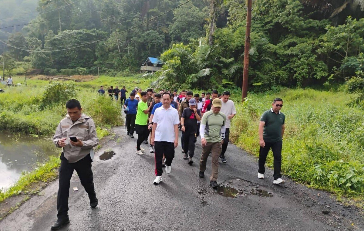 Pererat Sinergi, Kapolda Sulut dan Wali Kota Tomohon Jalan Sehat Bareng di Kawasan Woloan