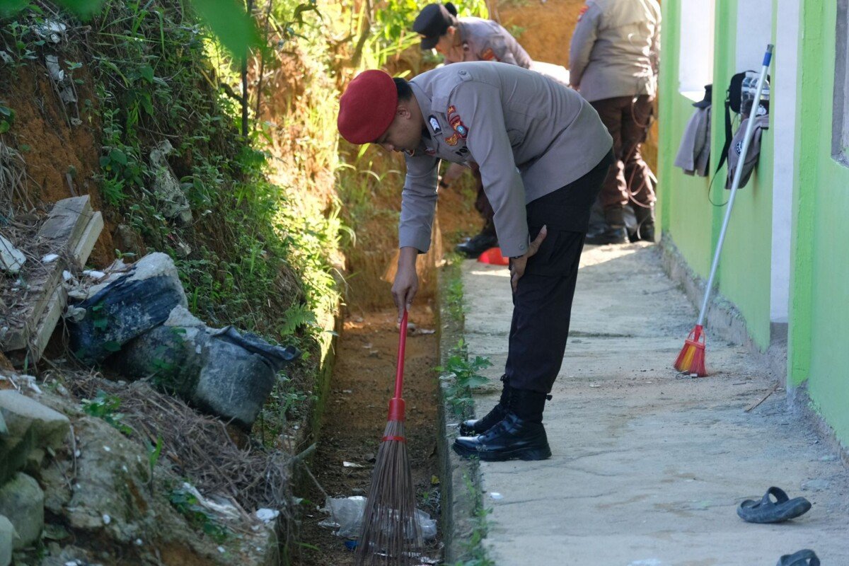 Polda Kepri Gelar Bakti Religi Di Masjid Katijah Sani Sambau Dalam Rangka Memperingati Hari Bhayangkara Ke-80