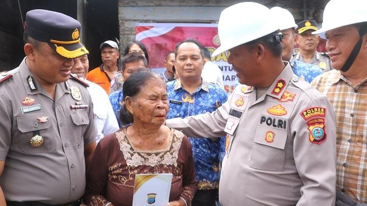 Sambut Hari Bhayangkara ke-80, Kapolres Simalungun Gelar Bedah Rumah untuk Nenek 76 Tahun yang Tinggal di Hunian Tak Layak