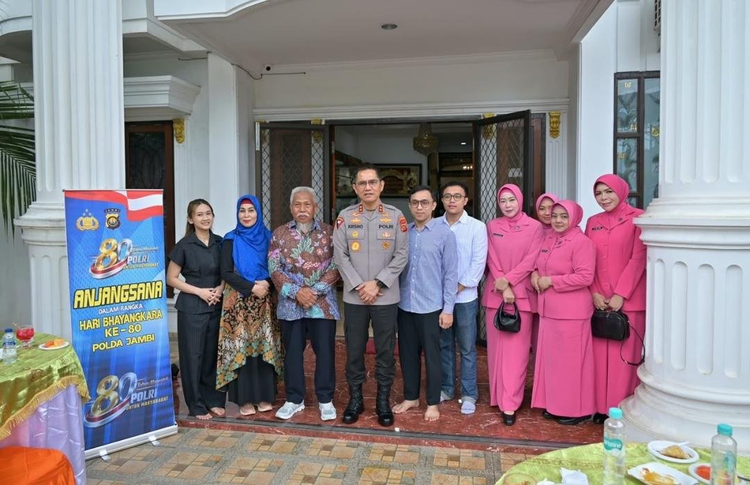 Sambut Hari Bhayangkara ke-80, Kapolda Jambi Pimpin Anjangsana dan Beri Tali Asih ke Purnawirawan