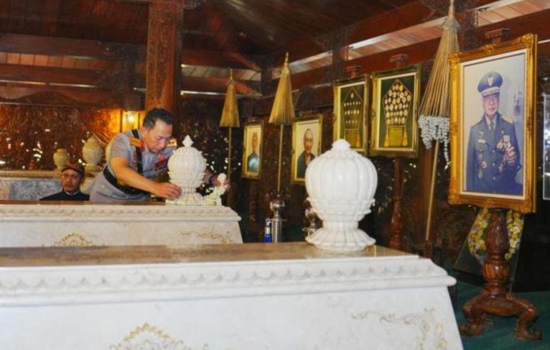 Peringati Hari Bhayangkara ke-80, Kapolri Ziarah ke Makam Presiden ke 2 H.M. Soeharto dan Ibu Tien Soeharto di Astana Giribangun