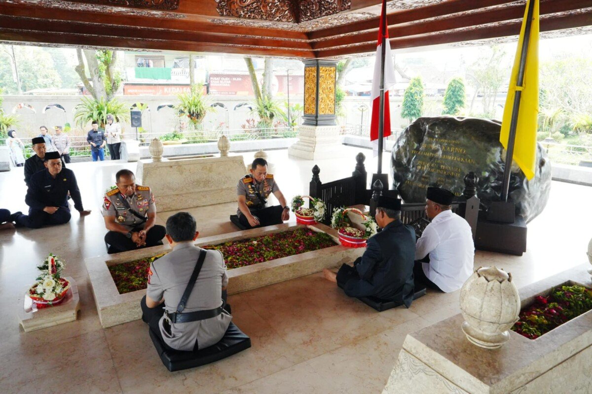 Jelang Hari Bhayangkara ke-80, Kapolri Ziarah ke Makam Presiden RI ke-1 Ir. Soekarno Serap Nilai Juang Pemimpin Bangsa