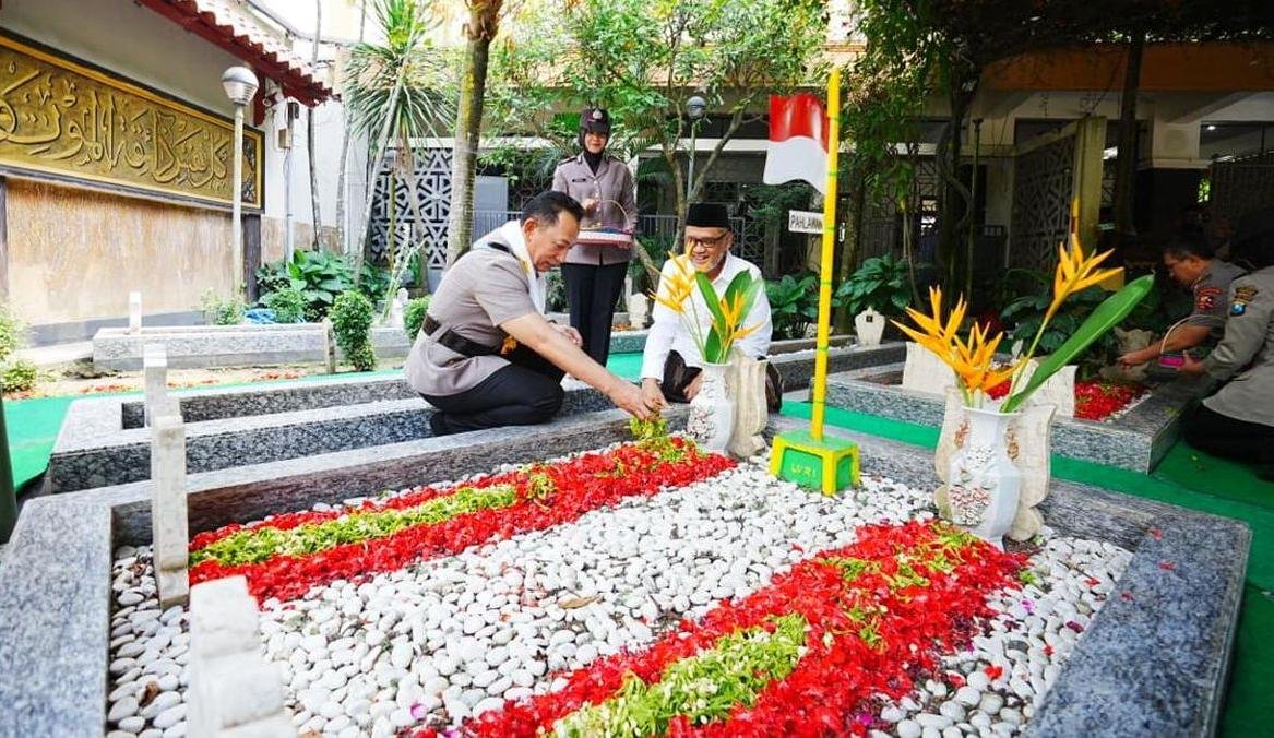 Refleksi Hari Bhayangkara: Kapolri Bersimpuh di Makam Presiden ke-4 Gus Dur, Kenang Jasa Besar Kemandirian Polri