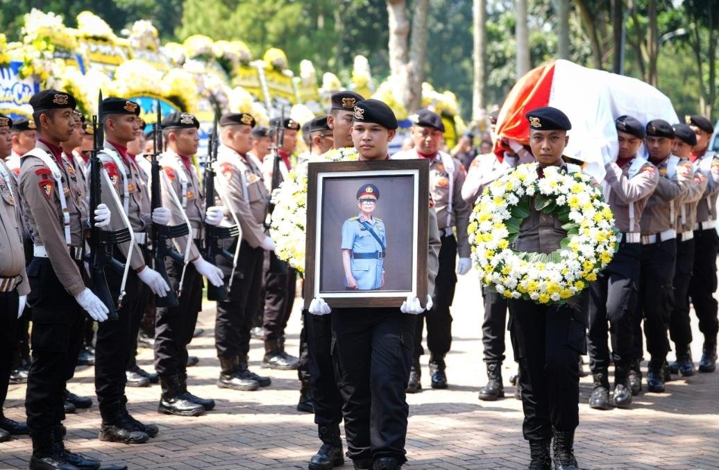 Kakorlantas Polri Pimpin Upacara Pelepasan Jenazah Mantan Kapolda Jabar 2006 Irjen Pol. (Purn) Paiman