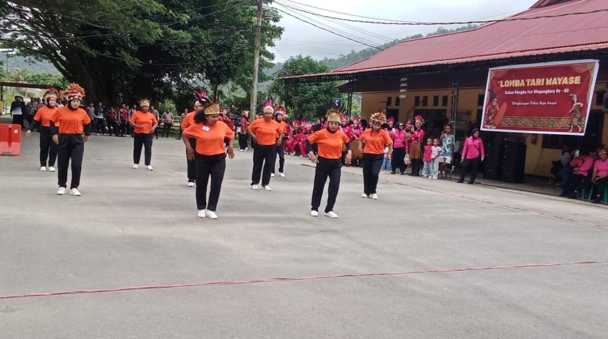 Semarak Hari Bhayangkara ke-80: Polres Raja Ampat Gelar Lomba Tari Wayase Antar-Fungsi, Lestarikan Budaya Papua