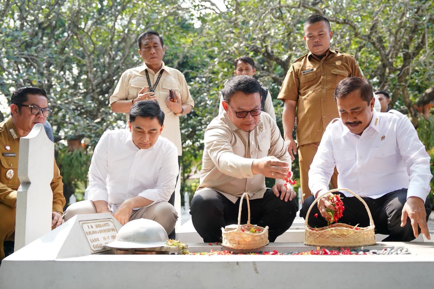 Menghormati Jasa Para Pahlawan, Menteri Imipas dan Kastaf Kepresidenan Ziarah ke Makam Paman Presiden Prabowo