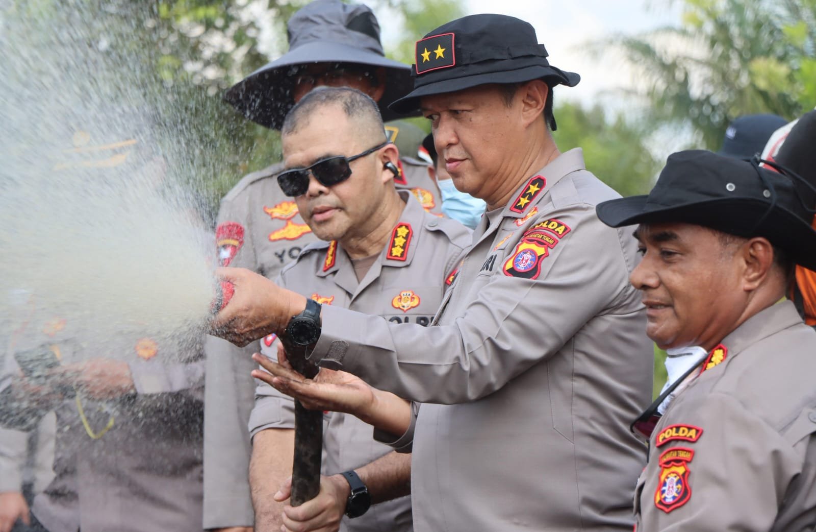 Kapolda Kalteng Turun Langsung Padamkan Api di Tumbang Nusa