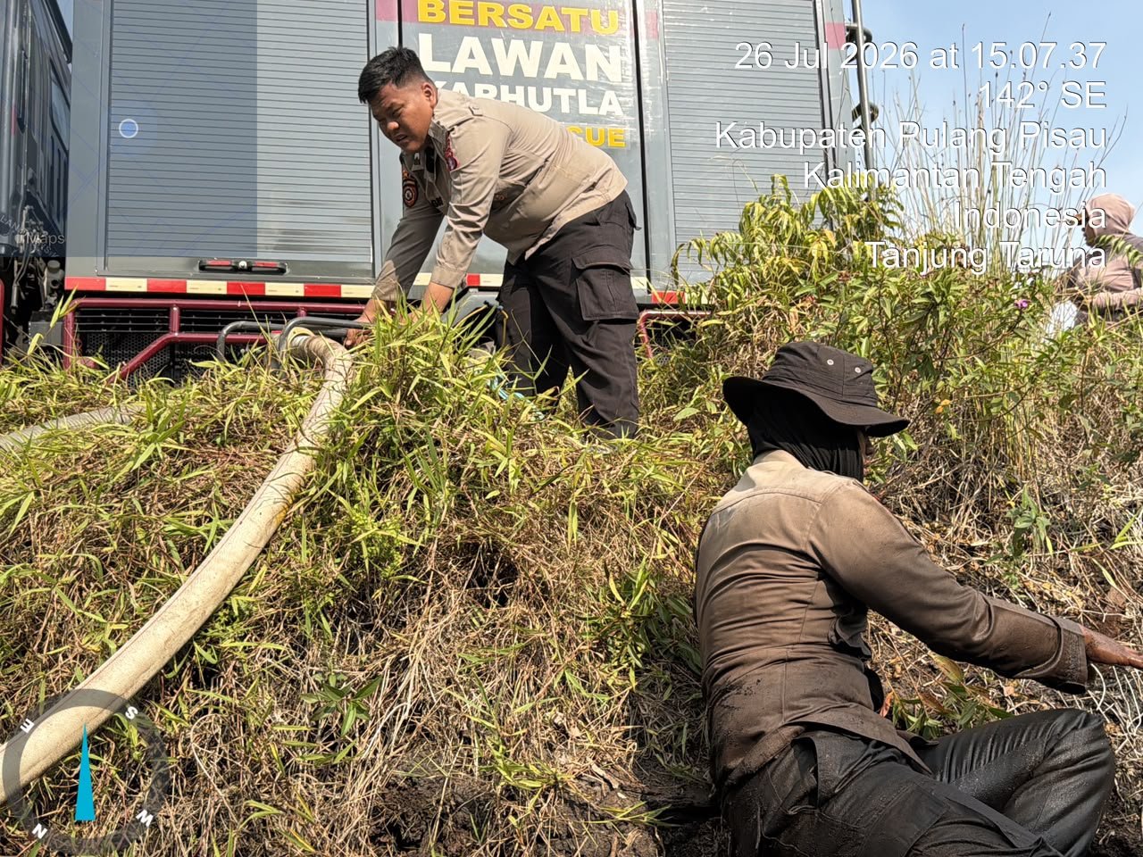Cegah Api Kembali Membara, Personel Dirsamapta Lakukan Pembasahan Lahan di Kalampangan