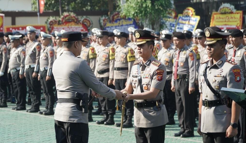 Resmi Naik Tipe Jadi Polresta Karawang, Kapolda Jawa Barat Irjen Pol. Pipit Rismanto Lantik Kombes Pol. Mario Prahatinto