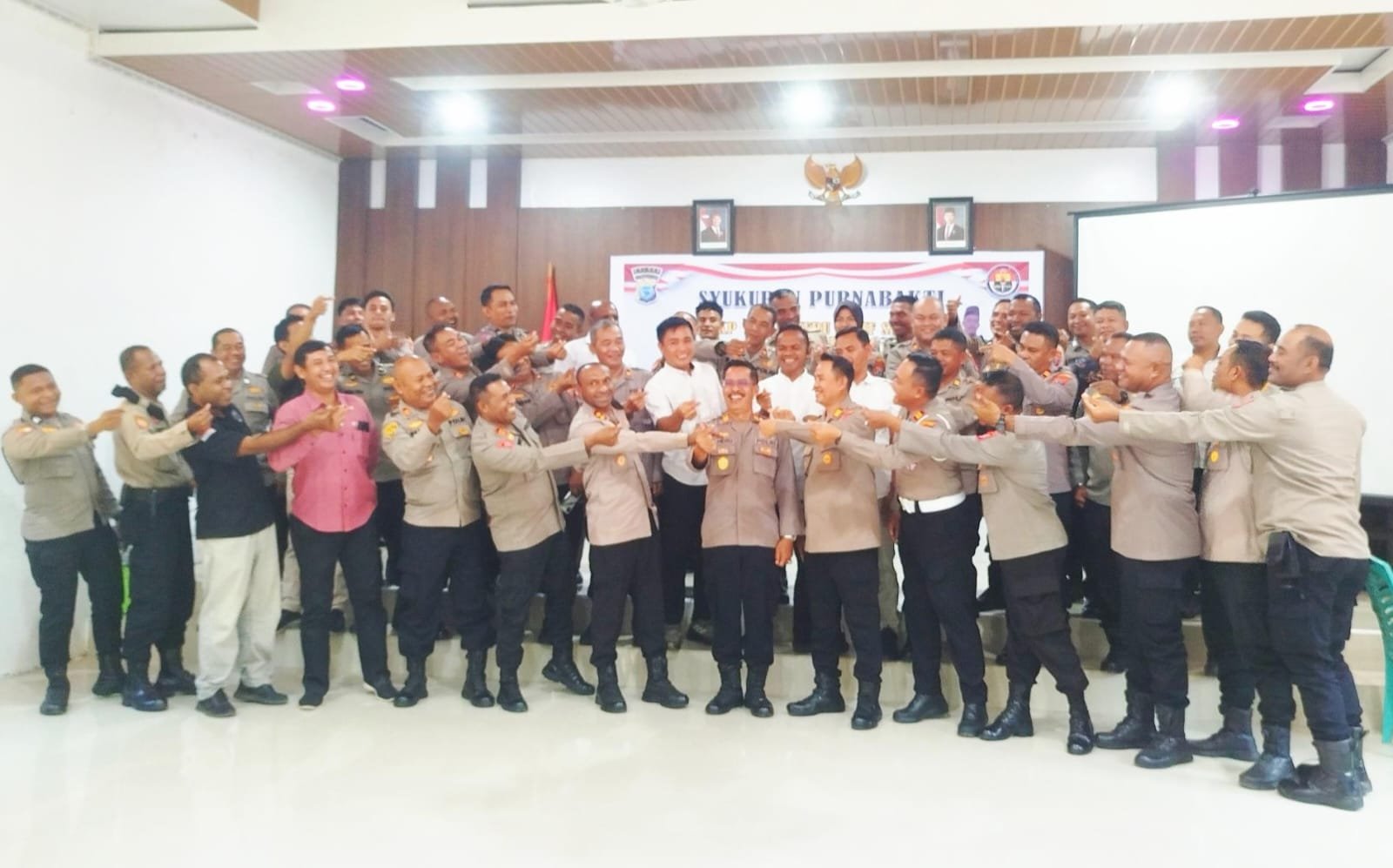 Purnabakti Setelah 38 Tahun Mengabdi, Pelepasan AKP Tatak Heru Latif di Polres Raja Ampat Diwarnai Haru