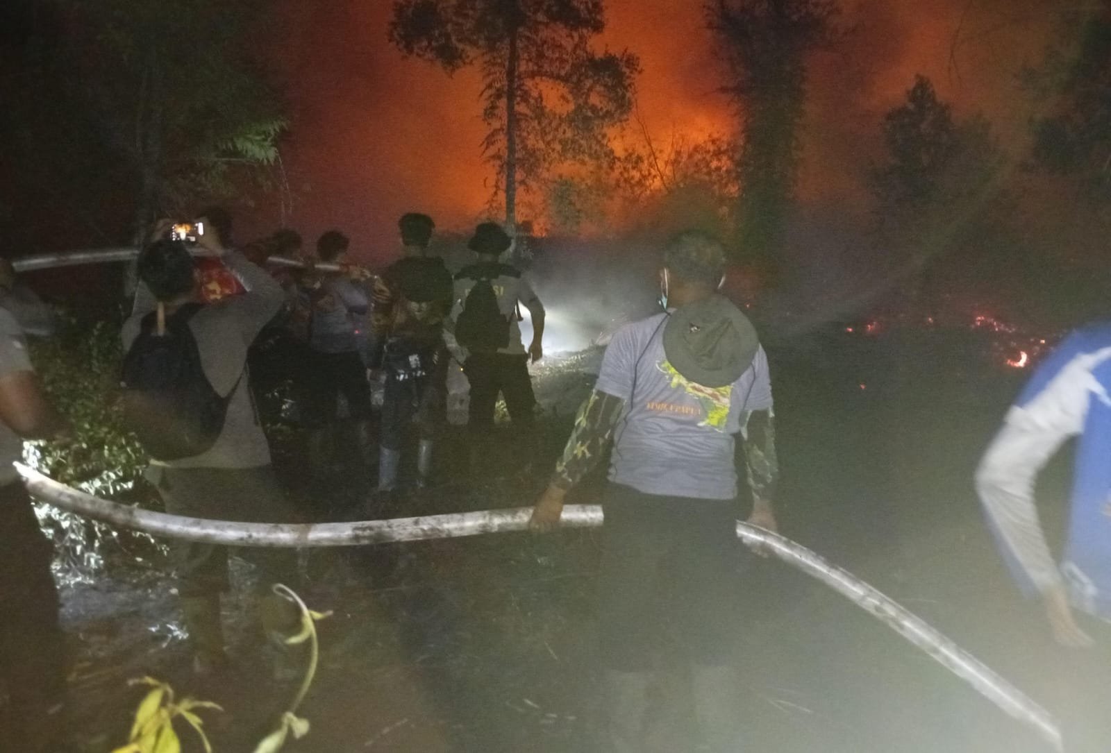 Personel Polda Kalteng Berjibaku Padamkan Api Karhutla Hingga Malam di Cempaga Hulu