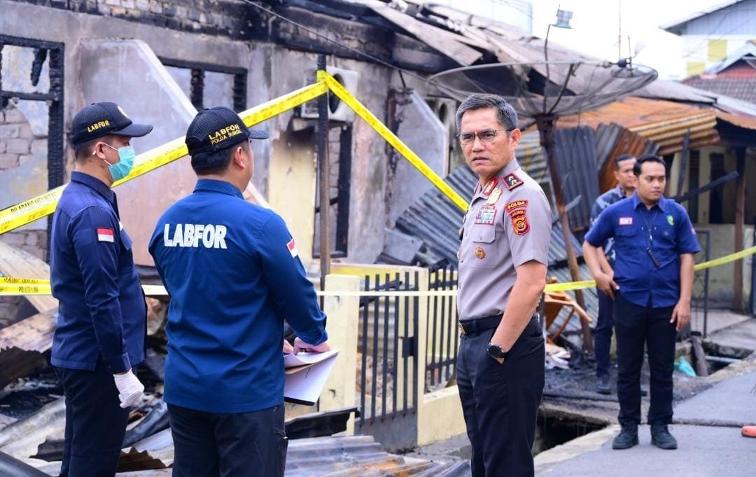 Wujud Kepedulian, Kapolda Irjen Pol. Krisno H. Siregar, Serahkan Tali Asih untuk Korban Kebakaran Aspol Polda Jambi