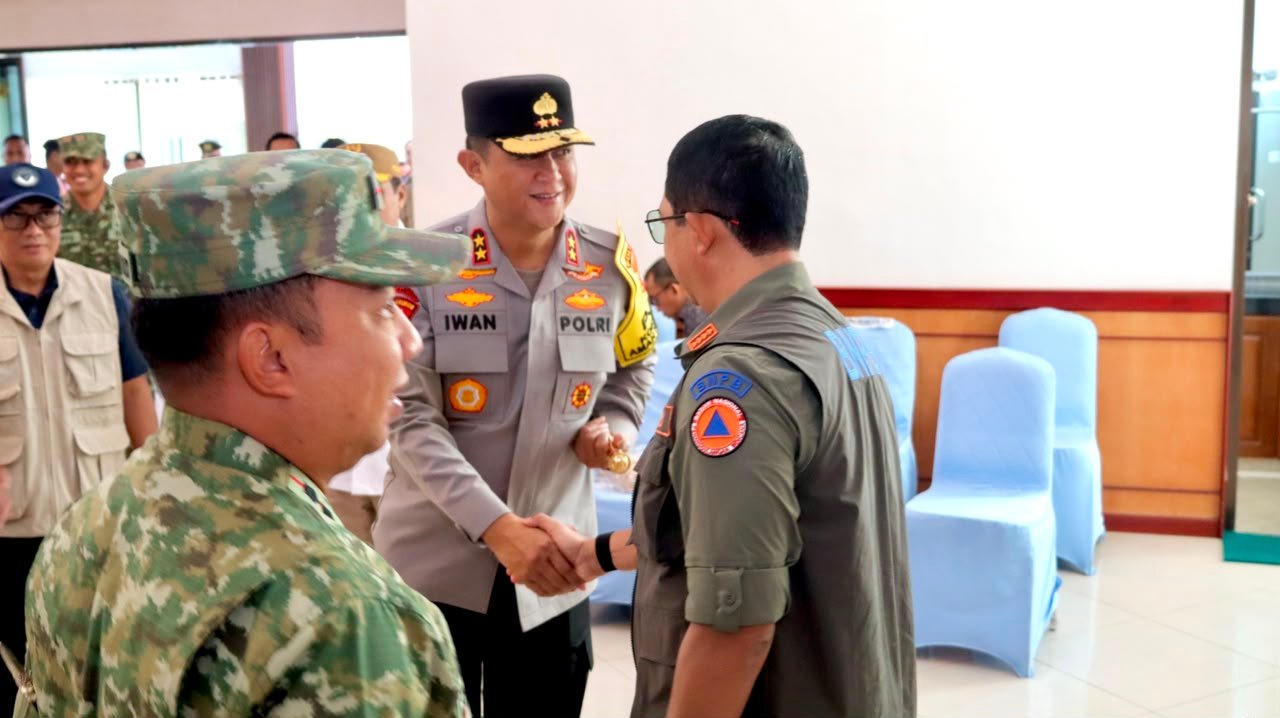 Kapolda Kalteng Dampingi Menko Polkam Tinjau Penanganan Karhutla di Tumbang Nusa