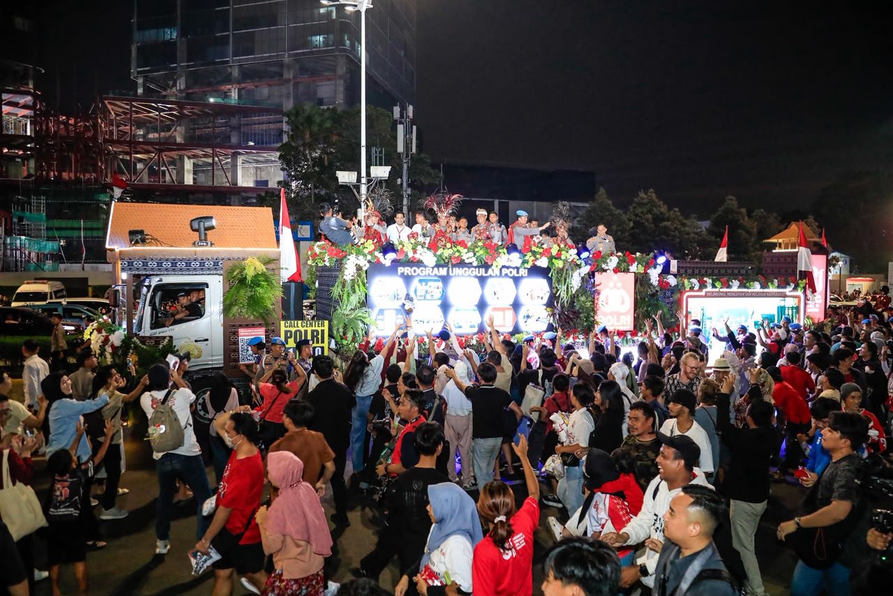 Didukung Ratusan Ribu Warga, Kendaraan Hias Polri Raih Juara III Karnaval HUT RI ke-81