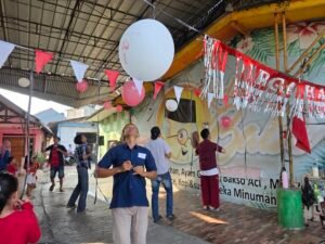 Lomba lempar balon pakai kemeja