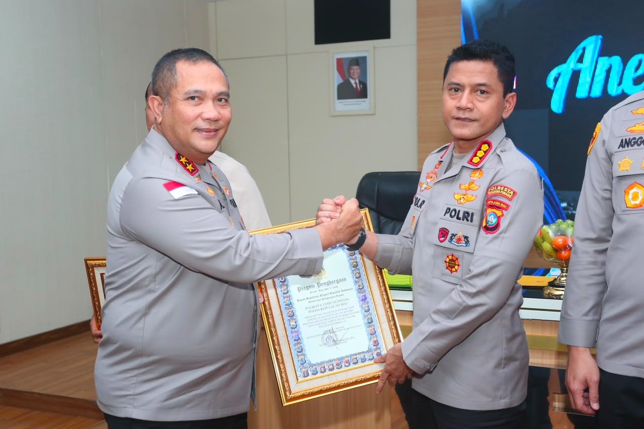 Kapolda Kepri Serahkan Piagam Penghargaan Kapolri Kepada Lima Satuan Kerja Peraih Predikat Pelayanan Prima
