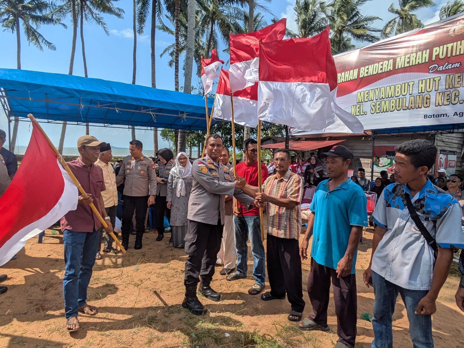 Polresta Barelang Serahkan Ratusan Bendera Merah Putih dan Salurkan Bantuan Sosial di Sembulang Sambut HUT Kemerdekaan RI Ke-81