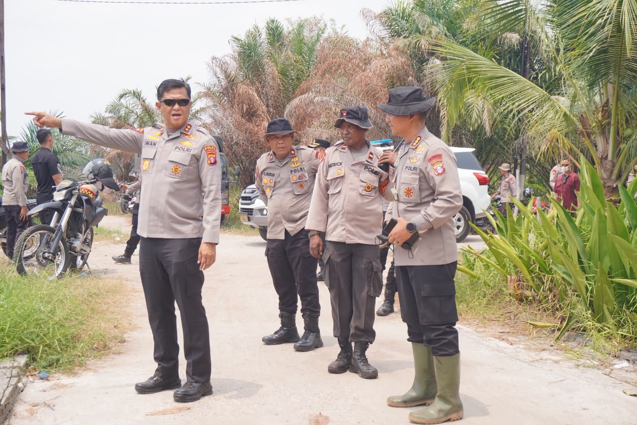 Kapolda Kalteng Bersama Personel Gabungan Pantau dan Padamkan Karhutla di Palangka Raya