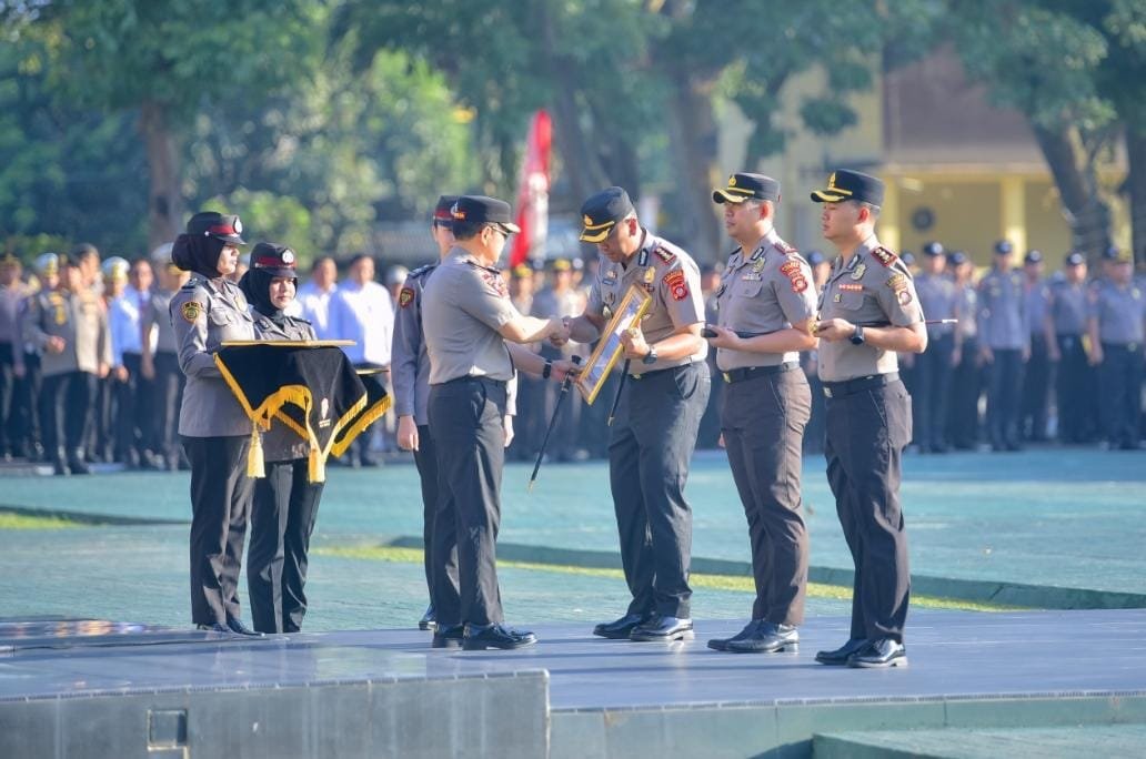 Kapolda Gorontalo Serahkan Penghargaan Kapolri, Tiga Polres Raih Kategori Pelayanan Prima
