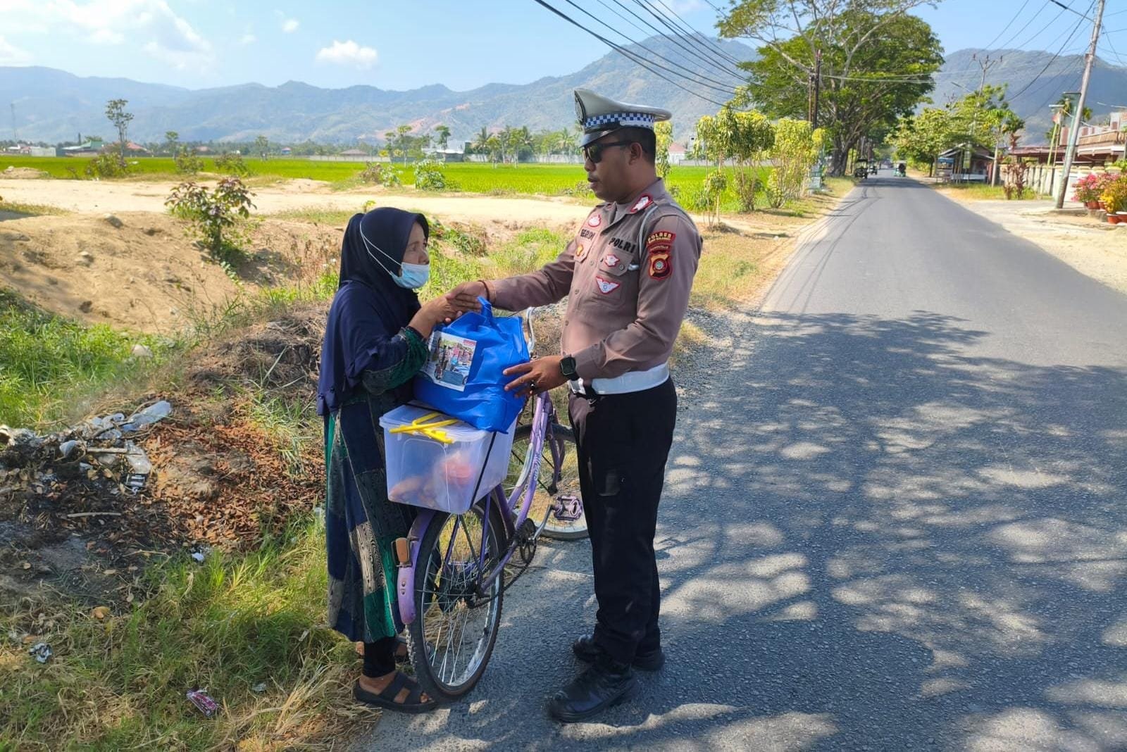 Peduli Sesama, Sat Lantas Polres Bone Bolango Bagikan Sembako Sembari Edukasi Tertib Lalu Lintas