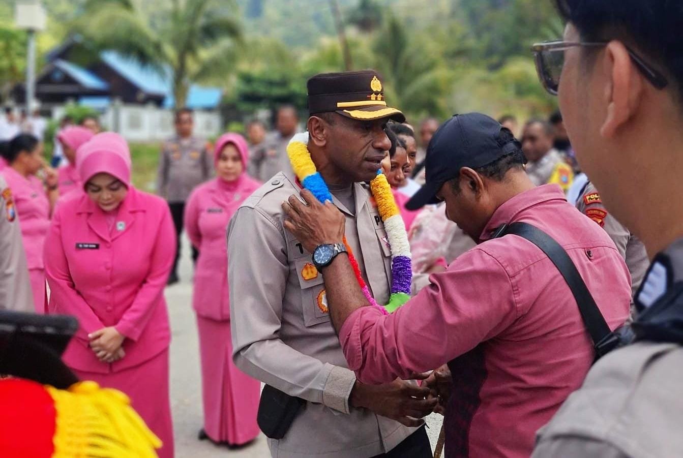 Ada Jutaan Kisah di Raja Ampat, Tangis Haru Iringi Pelepasan AKBP Jems Oktovianus Tegai ke Tempat Tugas Baru