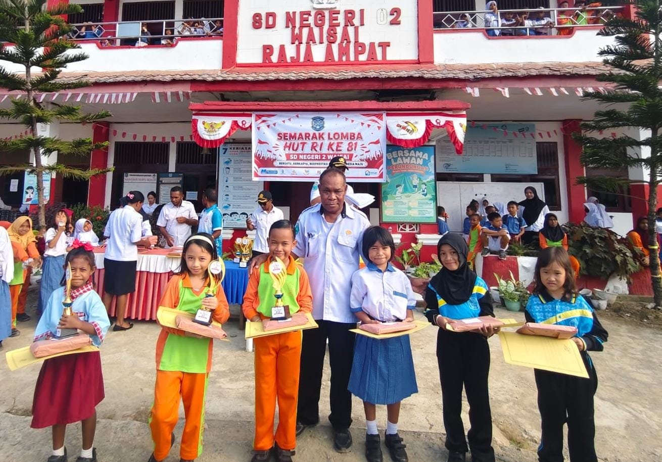 Putri Pimpinan Garbhanusantara Sabet Juara Harapan 2 Fashion Show HUT RI di SDN 2 Waisai