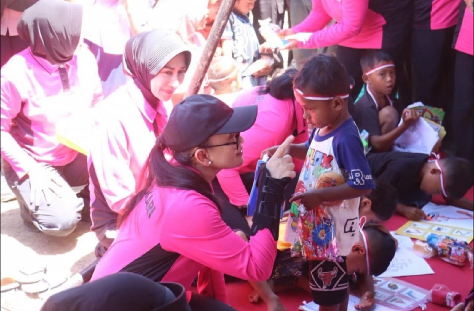 Gelar Bakti Sosial dan Bakti Kesehatan, Ketua Umum Bhayangkari Beri Sentuhan Kasih untuk Anak-Anak Korban Gempa Flores