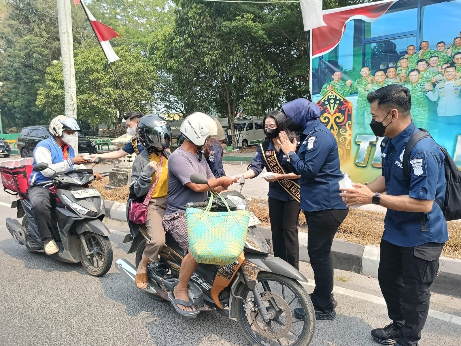 Polda Kalteng Bagikan 500 Masker kepada Pengendara