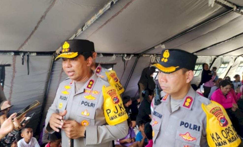 Hadir di Tengah Pemulihan, Polri Siaga 24 Jam: Jaga Rumah Warga dan Bersihkan Puing Pascagempa Flores