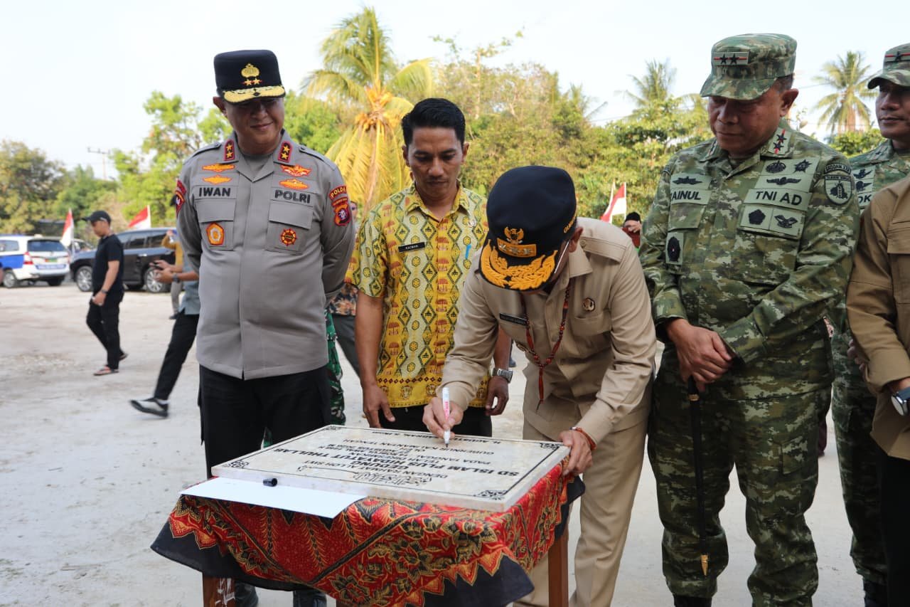 Kapolda Kalteng Dampingi Gubernur Resmikan SD Islam di Kotawaringin Barat
