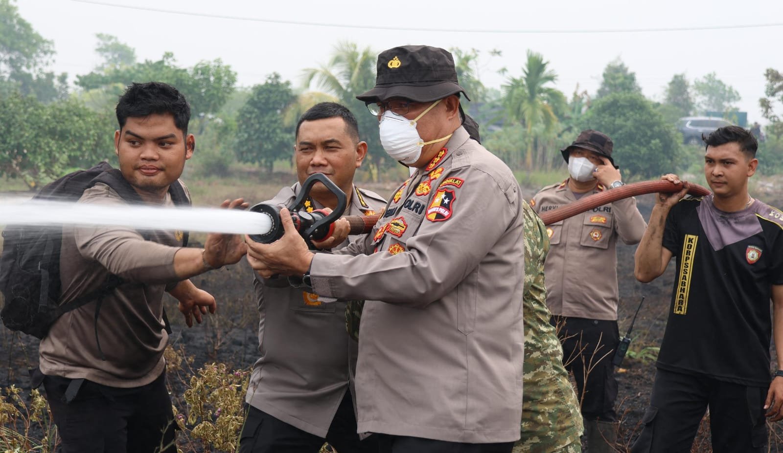 Satgas Edukasi Karhutla Aman Nusa II Lakukan Pendinginan Lahan Terbakar di Jalan Mahir Mahar