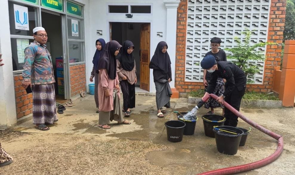 Brimob Jambi Berbagi Air Bersih, Bantu Kebutuhan Santri dan Warga Pematang Gajah