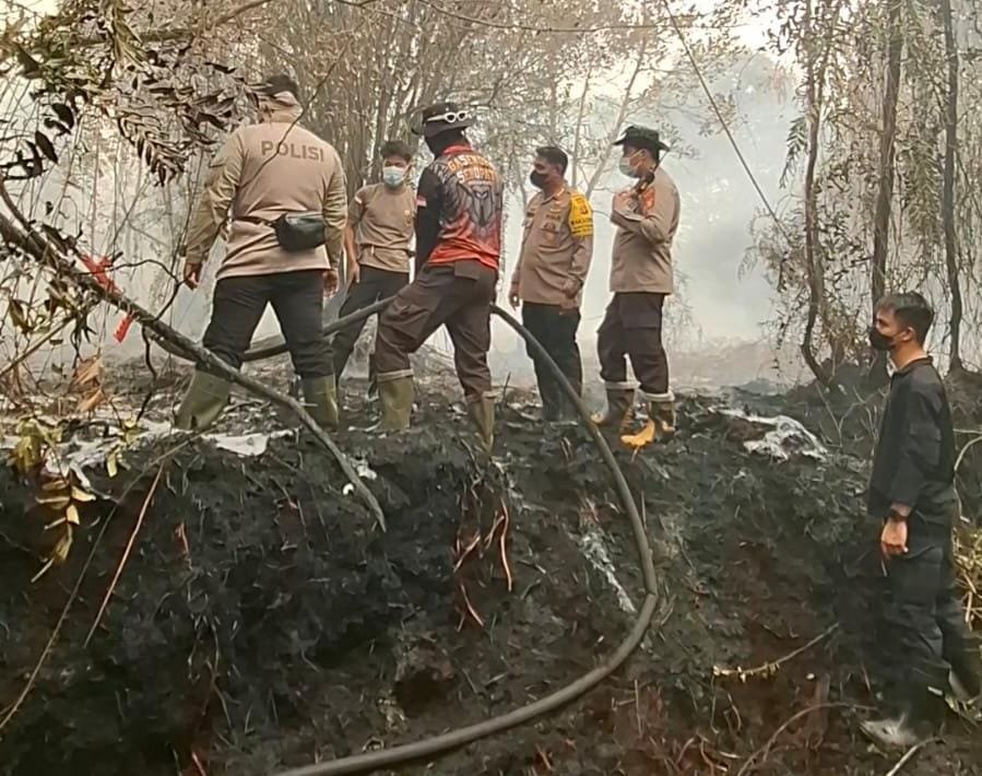 Dirsamapta Polda Kalteng Pantau Langsung Penggunaan Larutan Surfaktan Dalam Penanganan Karhutla